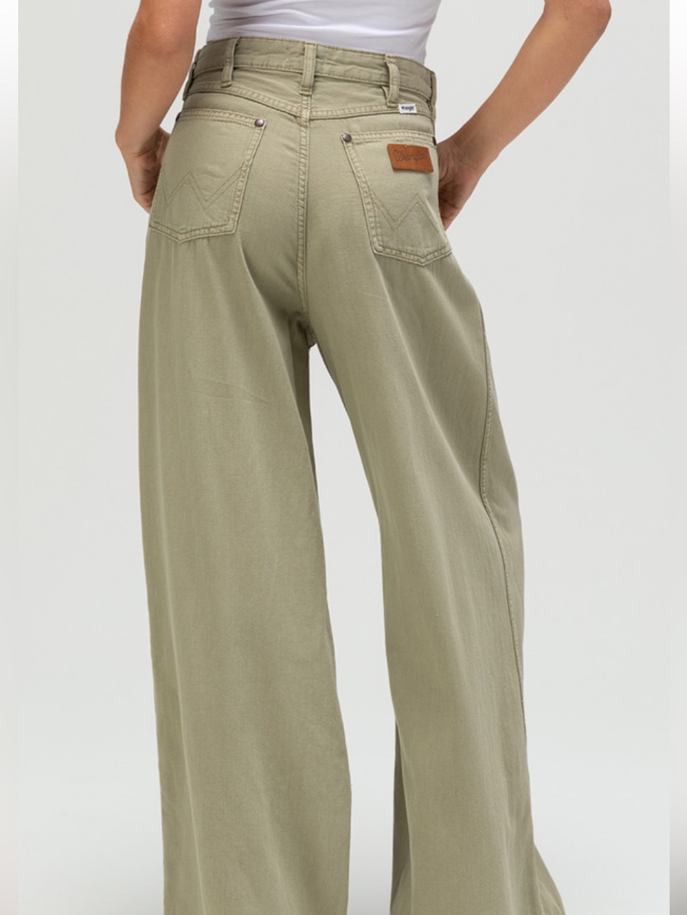 Wrangler Wide Leg pleated Trousers High-Rise in Sage - Picture 5 of 14